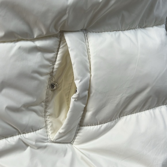 Puffer Vest. Off-White color. Old Navy. Size XS - Picture 4 of 6